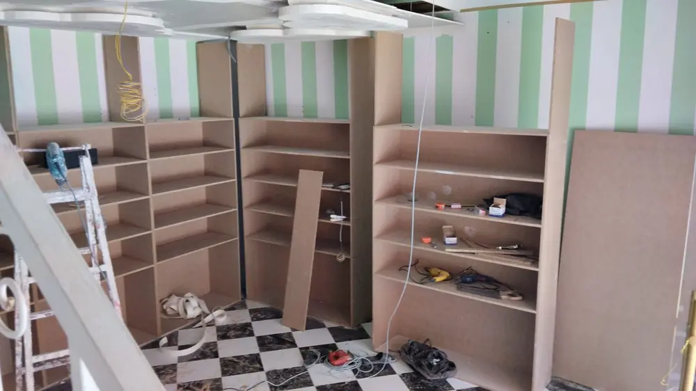 Pose des étagères d'une boutique