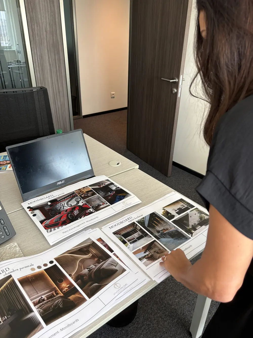 Architecte d'intérieur présentant des planches de visuels 3D imprimés