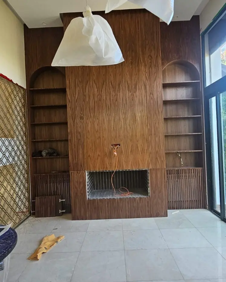 Bibliothèque en noyer posée, villa neuve à Dar Bouazza