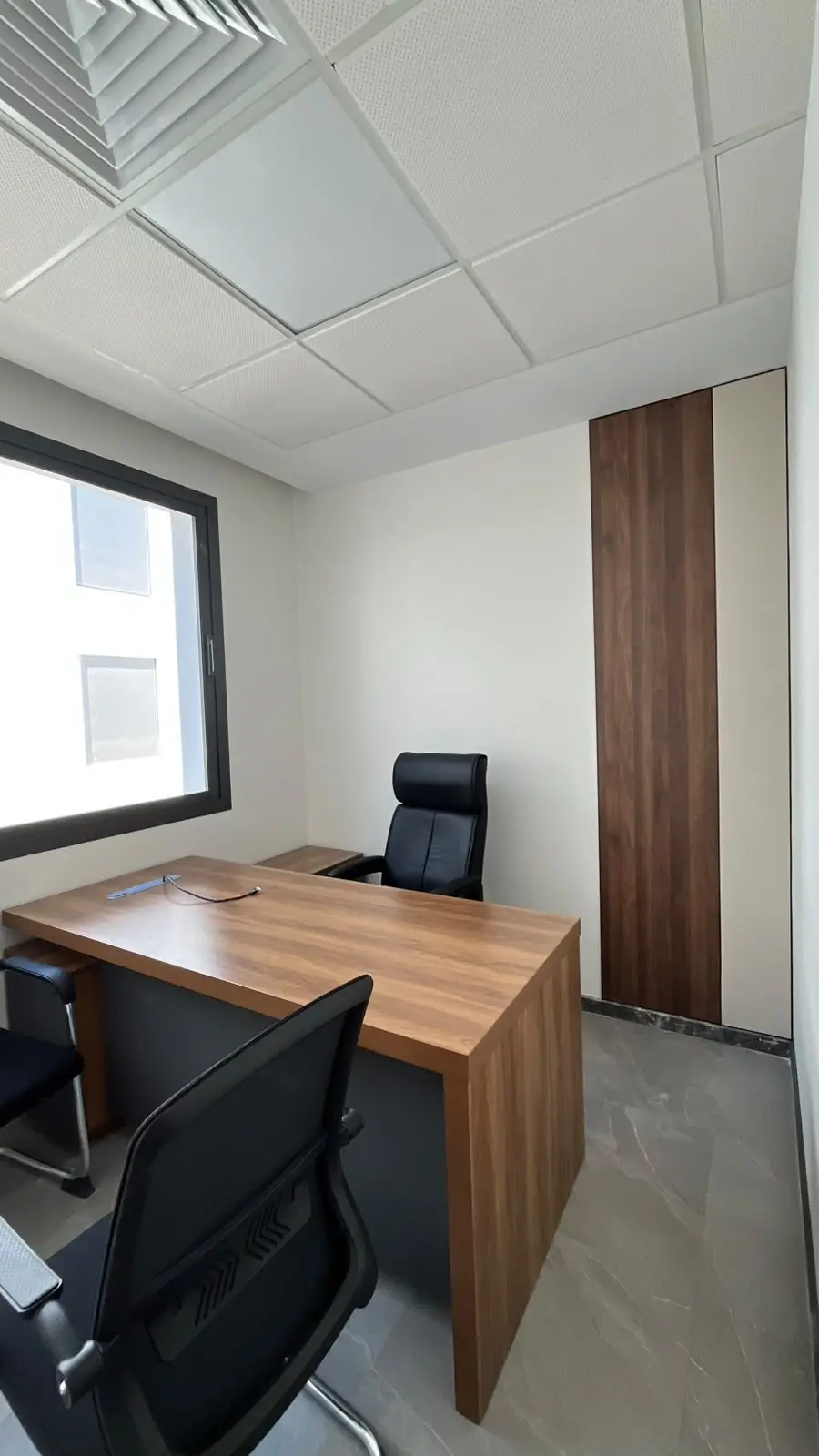 Le bureau de direction livré : même bureau en bois, même habillage mural