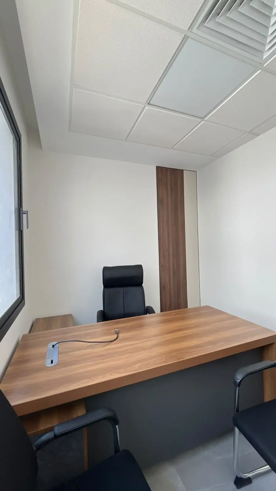 Le plan de travail et le fauteuil de direction, Bureaux Z. Casablanca