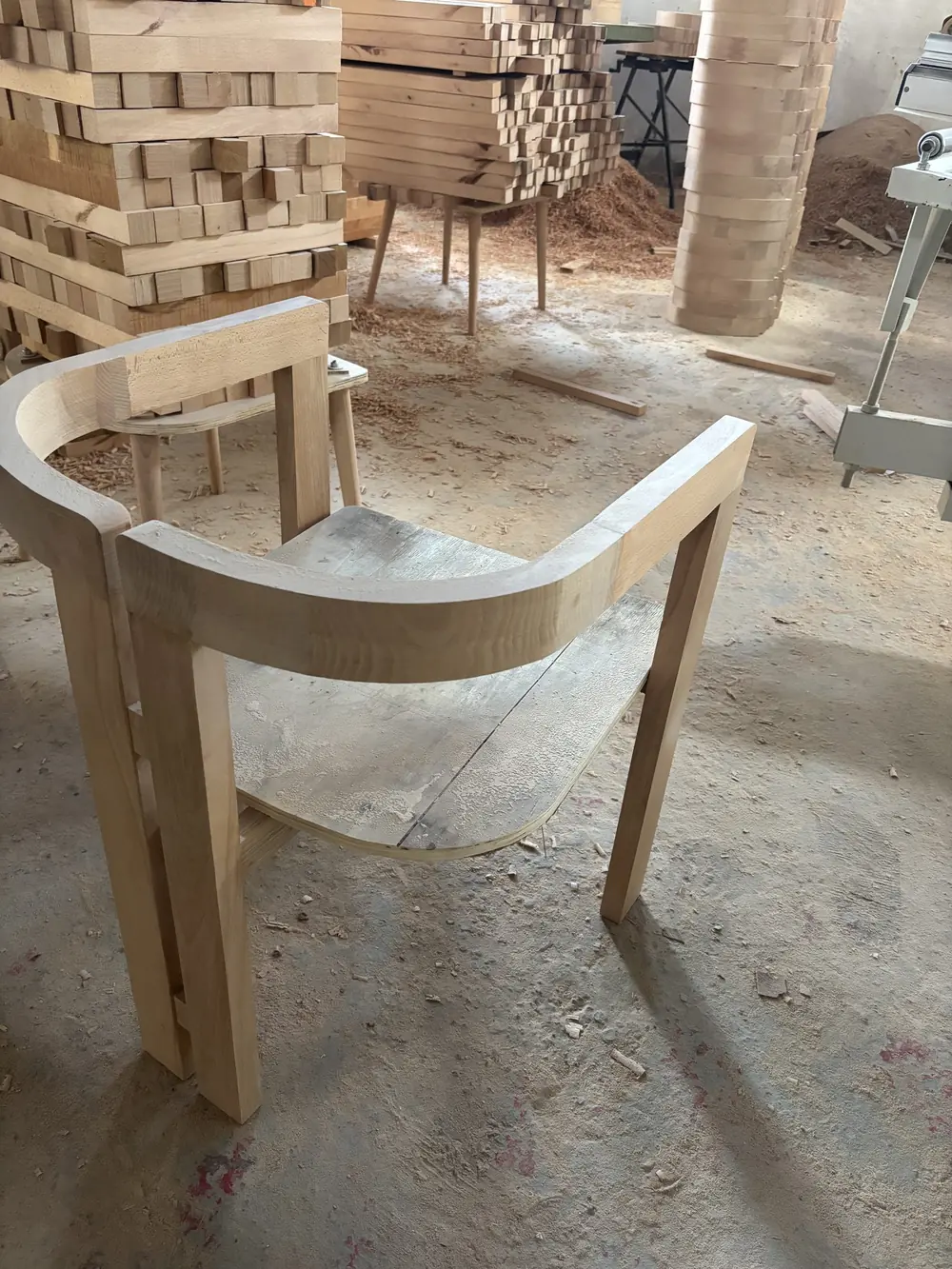 Chaise en bois en cours de fabrication dans l'atelier de mobilier sur mesure
