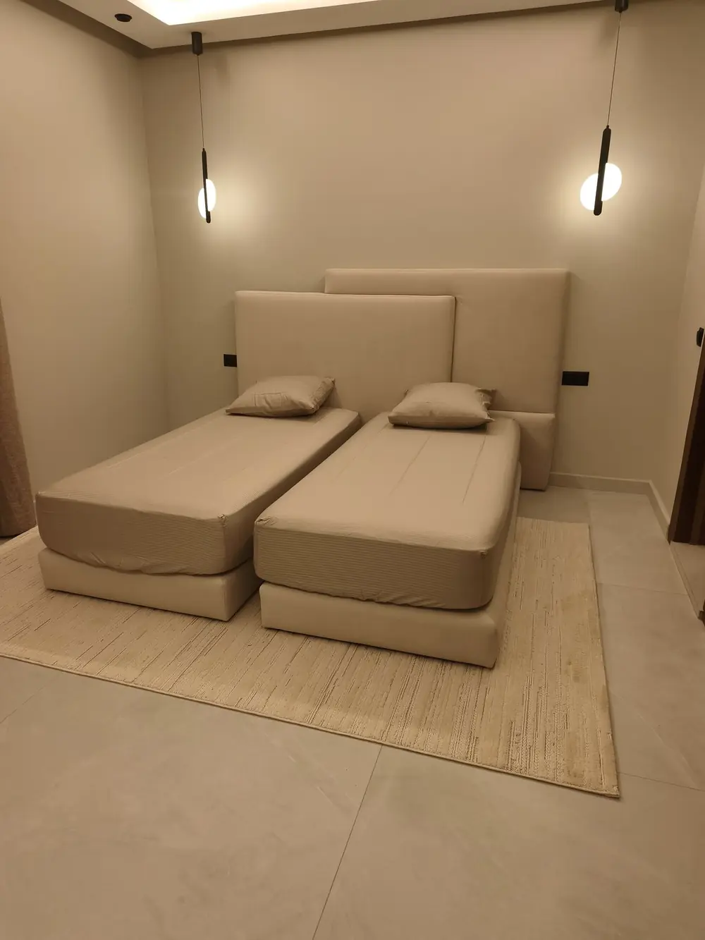 Chambre d'amis, têtes de lit rembourrées (photo réelle)