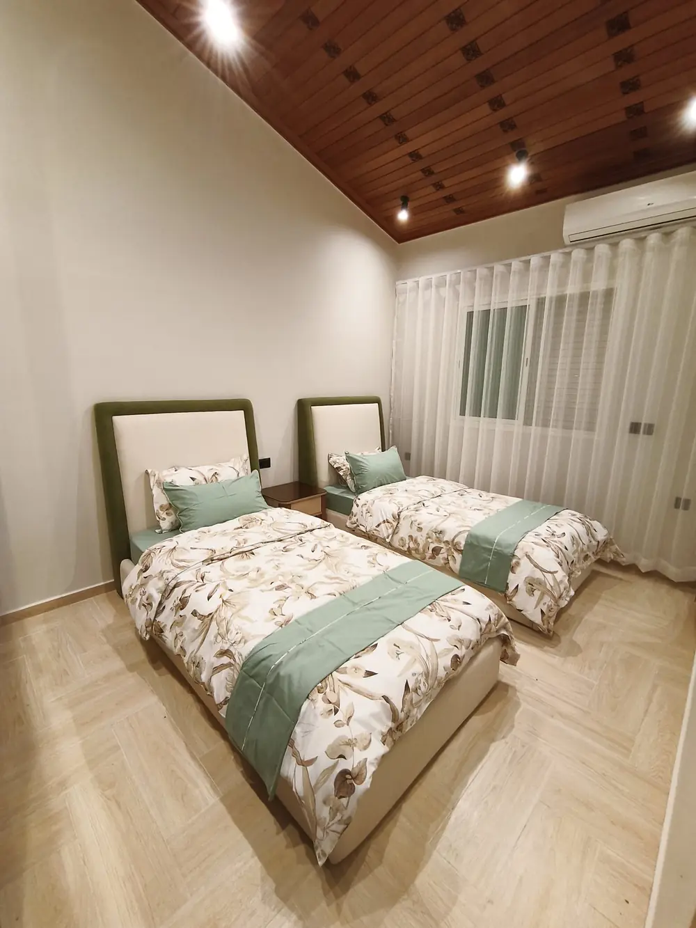 Chambre d'enfants, deux lits sur mesure (photo réelle)