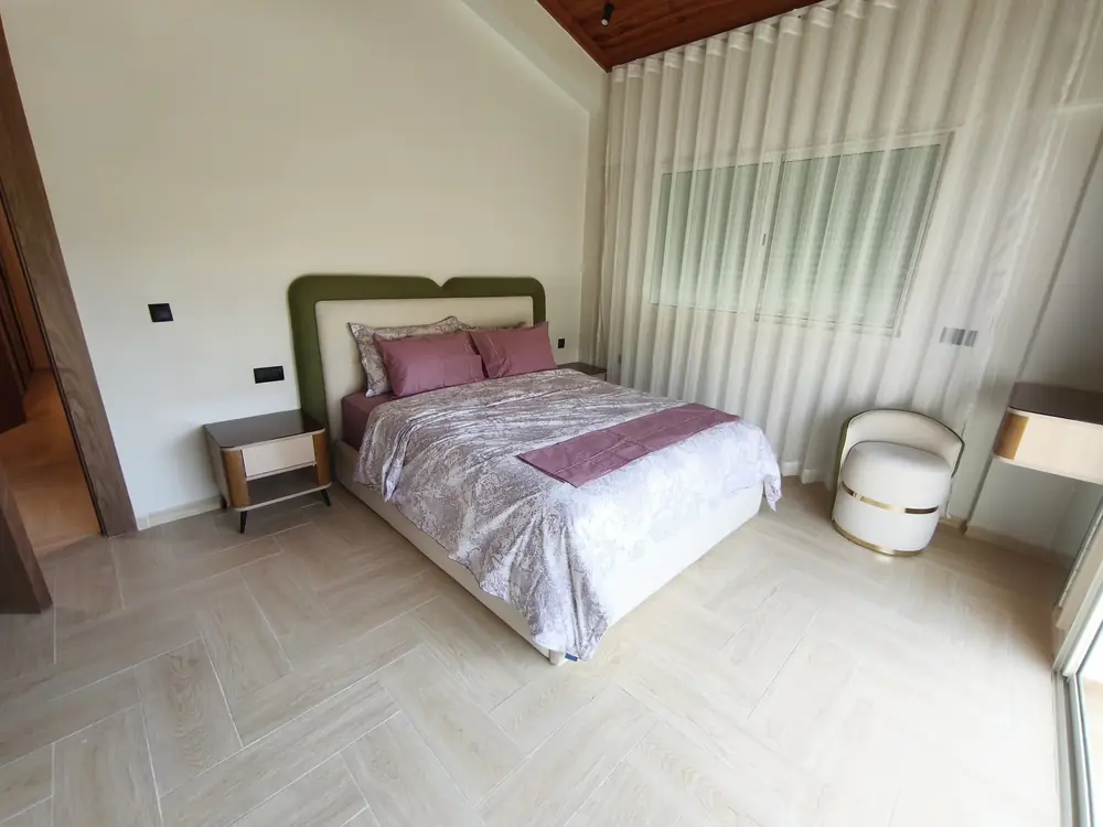 Chambre parentale, plafond en bois (photo réelle)