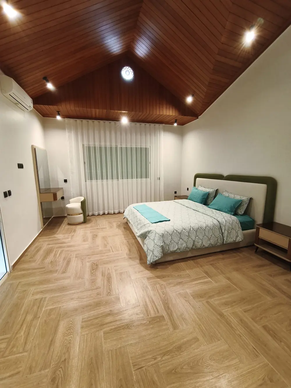 Chambre parentale, villa livrée à Rabat