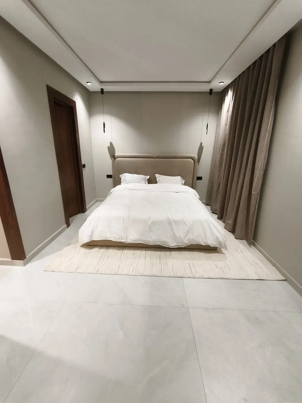 Chambre, rideaux toute hauteur et éclairage indirect (photo réelle)