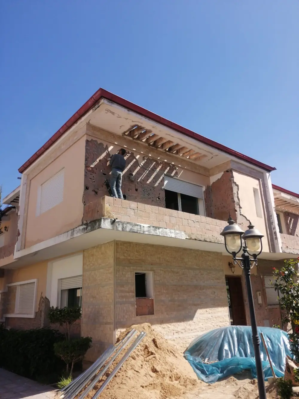 Façade de la villa à Rabat pendant les travaux