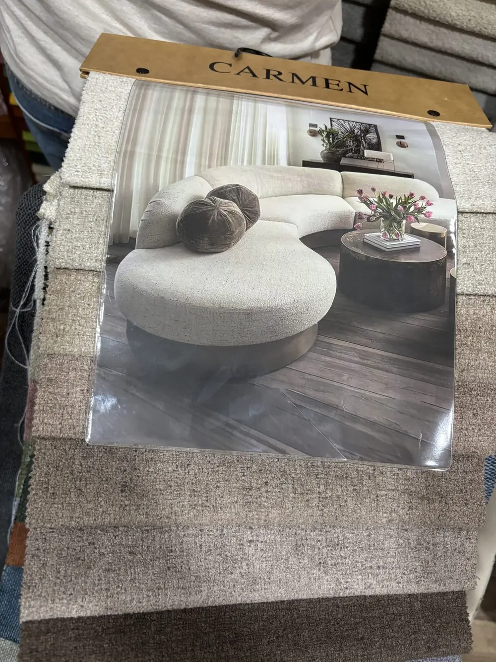 Choix du tissu d'ameublement avec le client