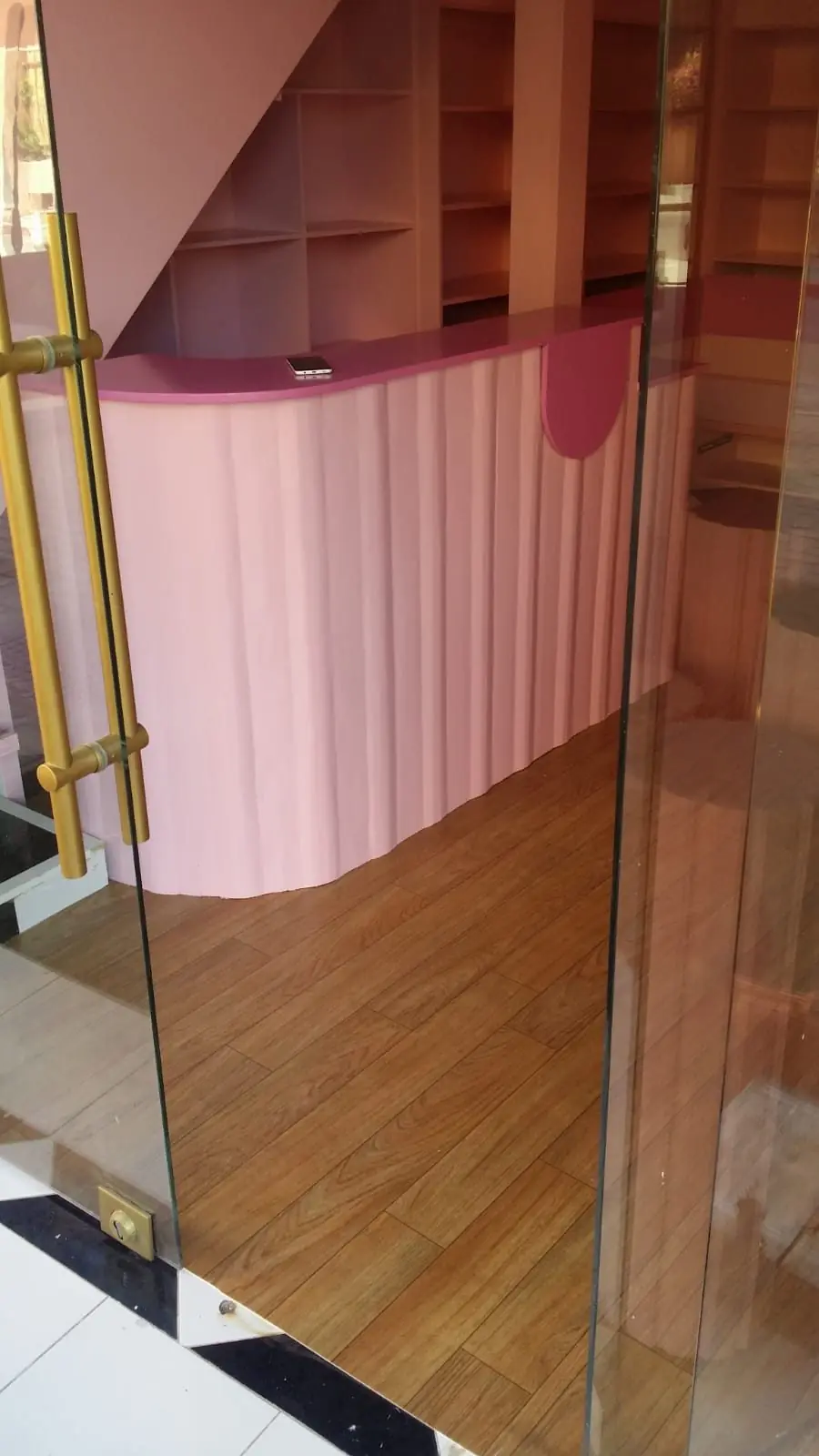 Comptoir sur mesure en cours d'installation