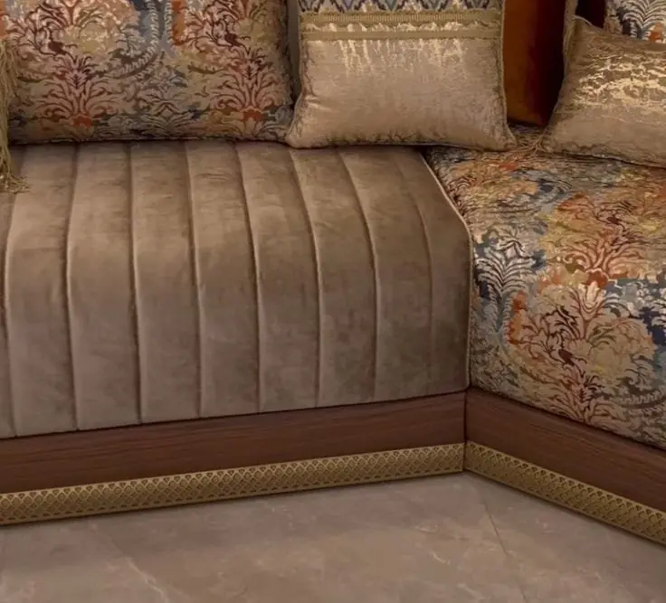 Détail : velours capitonné, brocart et socle en bois