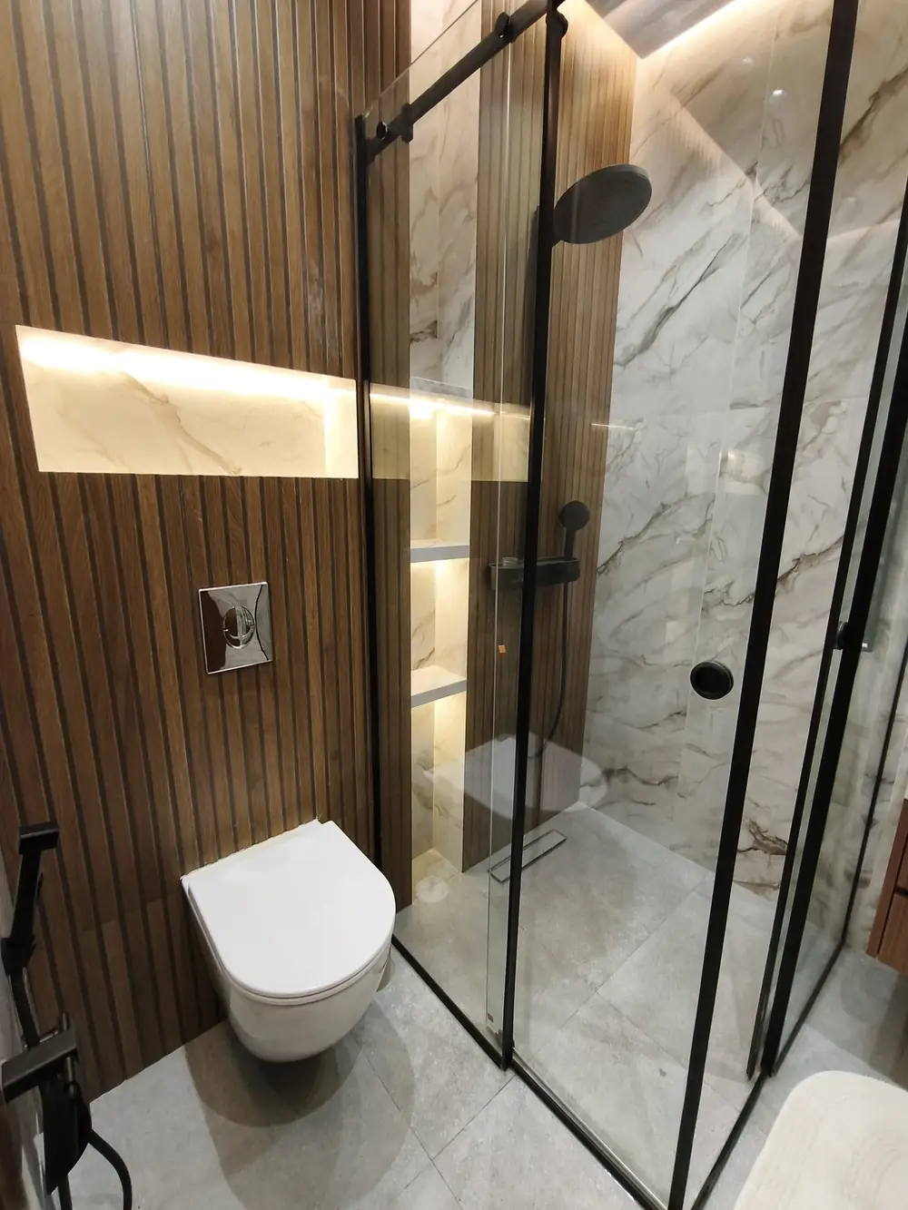 Douche à l'italienne, habillage bois et niche lumineuse (photo réelle)