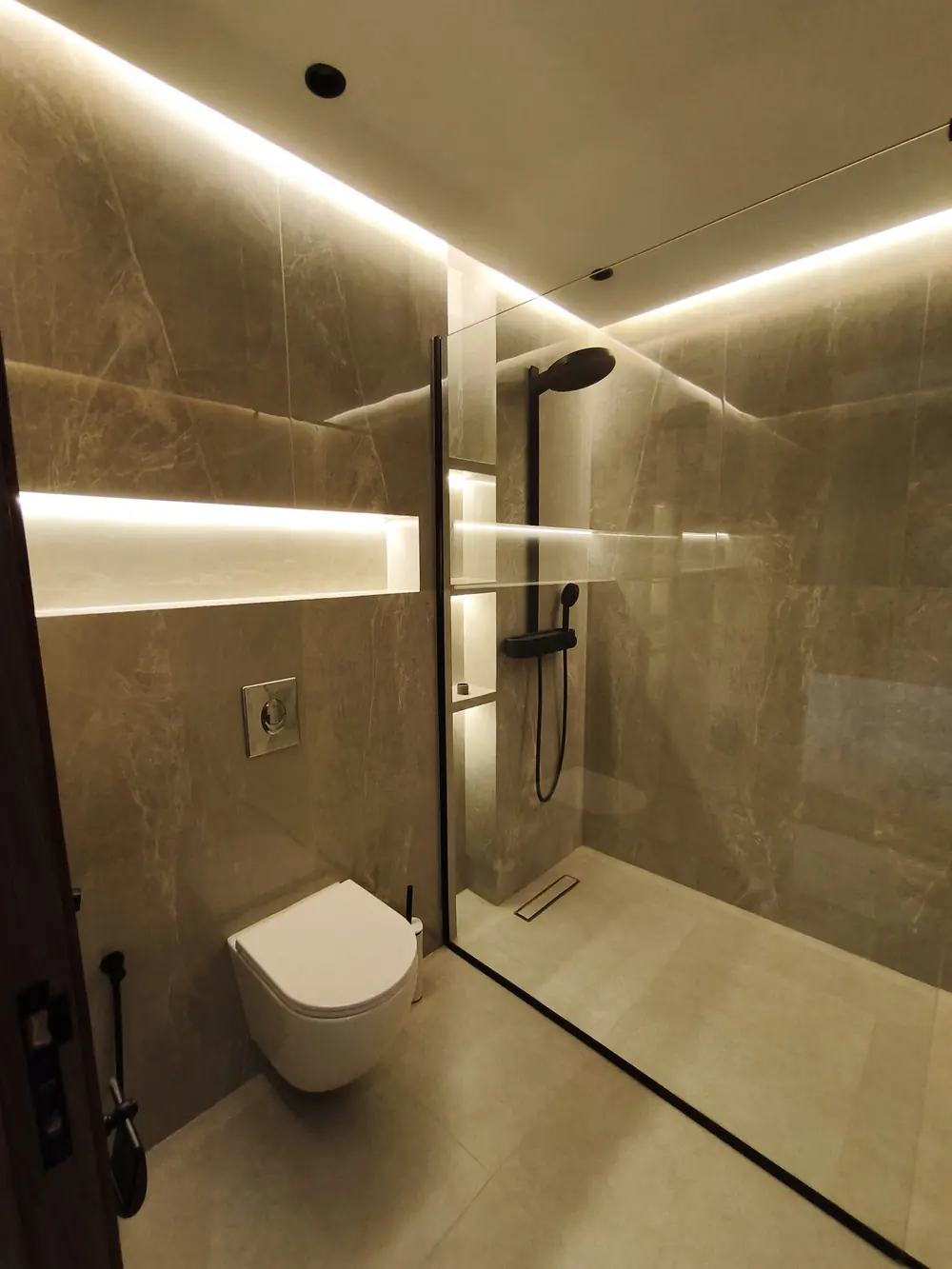 Douche en marbre avec niche éclairée, villa à Marrakech