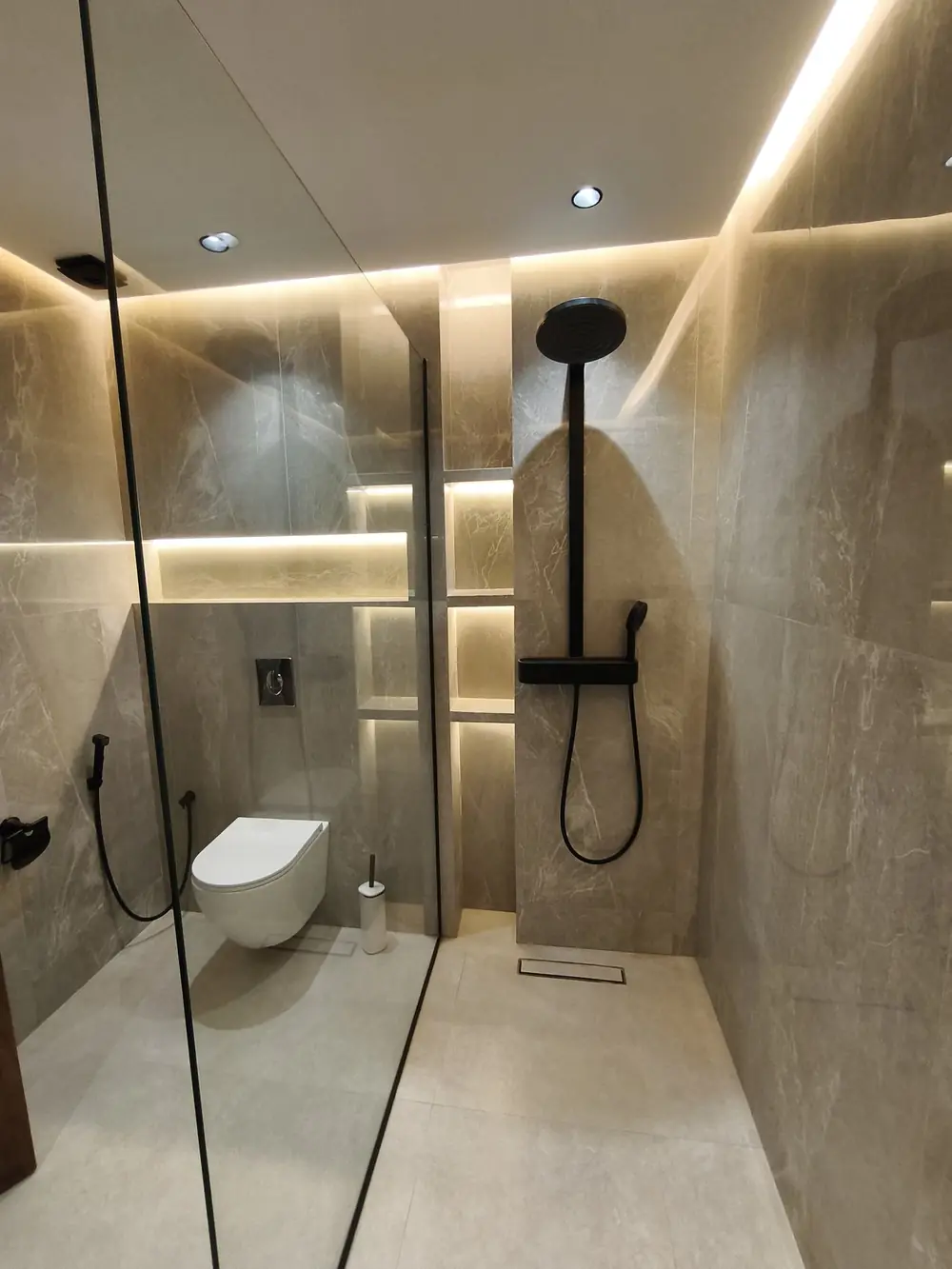 Douche à l'italienne et niches rétroéclairées, Villa H., Marrakech (photo réelle)