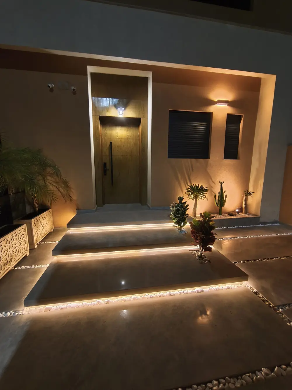 Entrée éclairée de nuit, villa contemporaine livrée à Marrakech