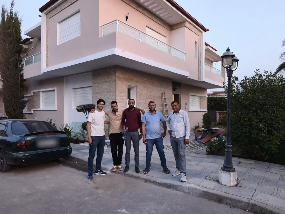 L’équipe Atmosphère Chic devant la villa livrée à Rabat