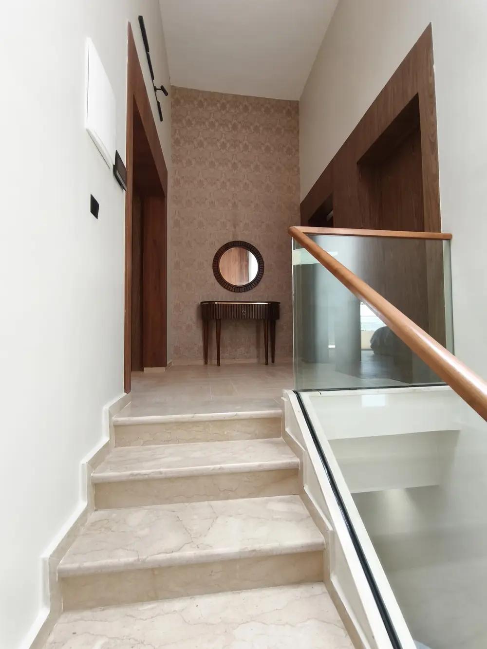 Escalier, garde-corps vitré et console (photo réelle)
