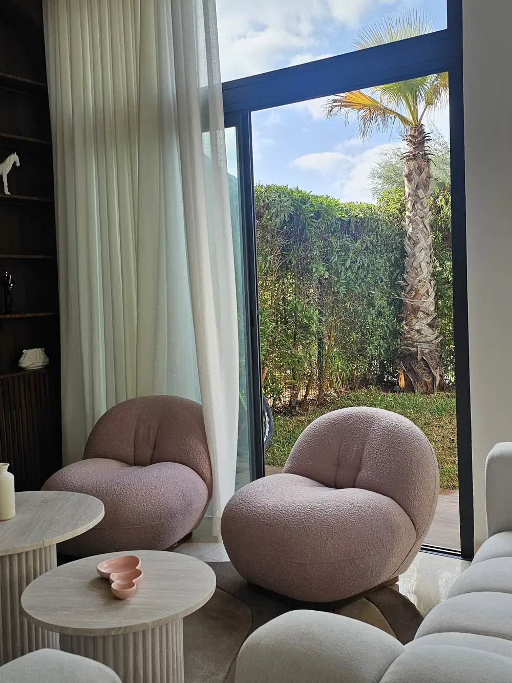 Fauteuils Pacha rose poudré et tables d'appoint, salon d'une villa à Dar Bouazza
