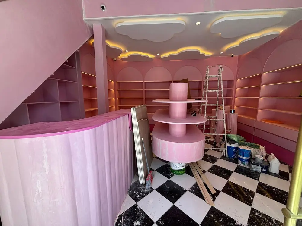 Fin de chantier de la confiserie : arches, comptoir et plafond