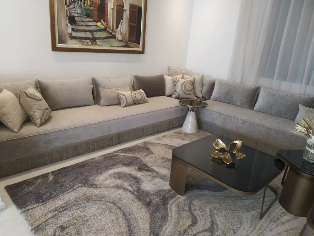 Gris perle et table basse noire : le salon marocain épuré
