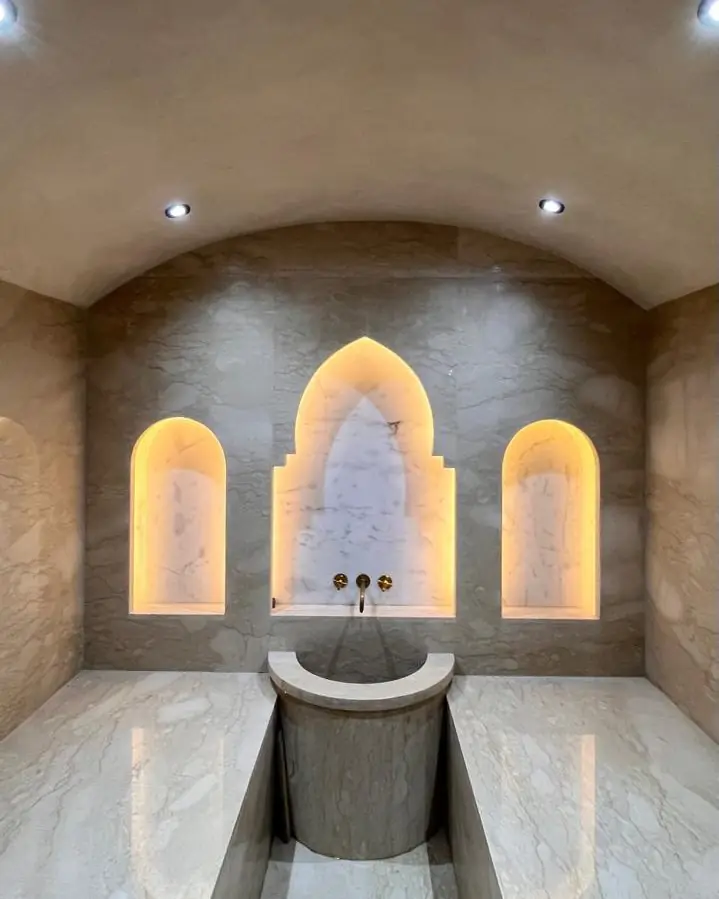 Le hammam livré : niches en arc et marbre