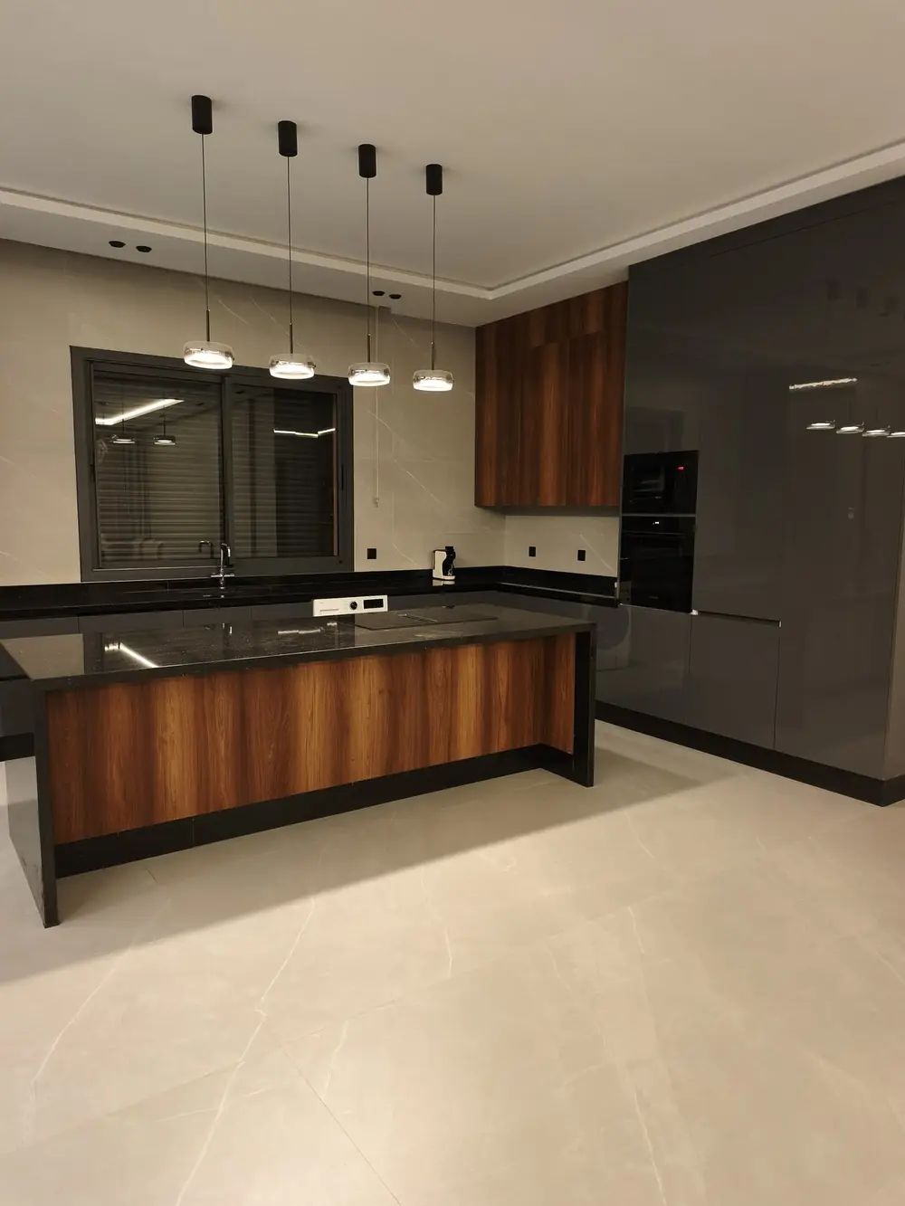 Cuisine livrée avec îlot, villa contemporaine à Marrakech