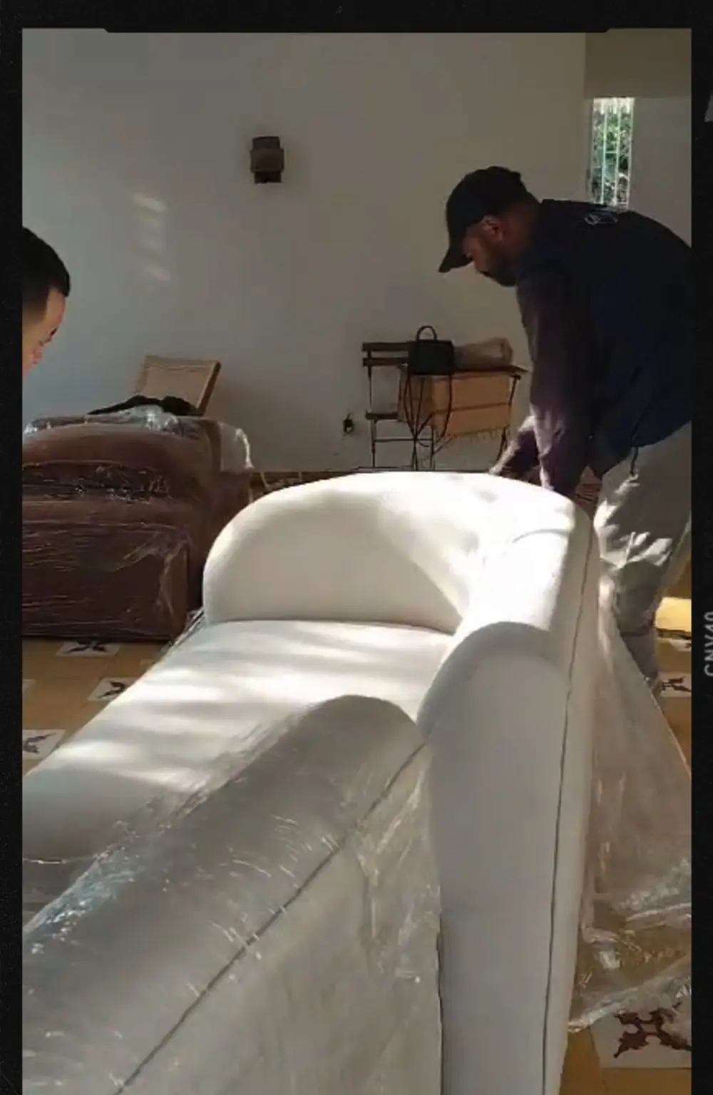 Installation du canapé sur mesure, villa à Hay Riad