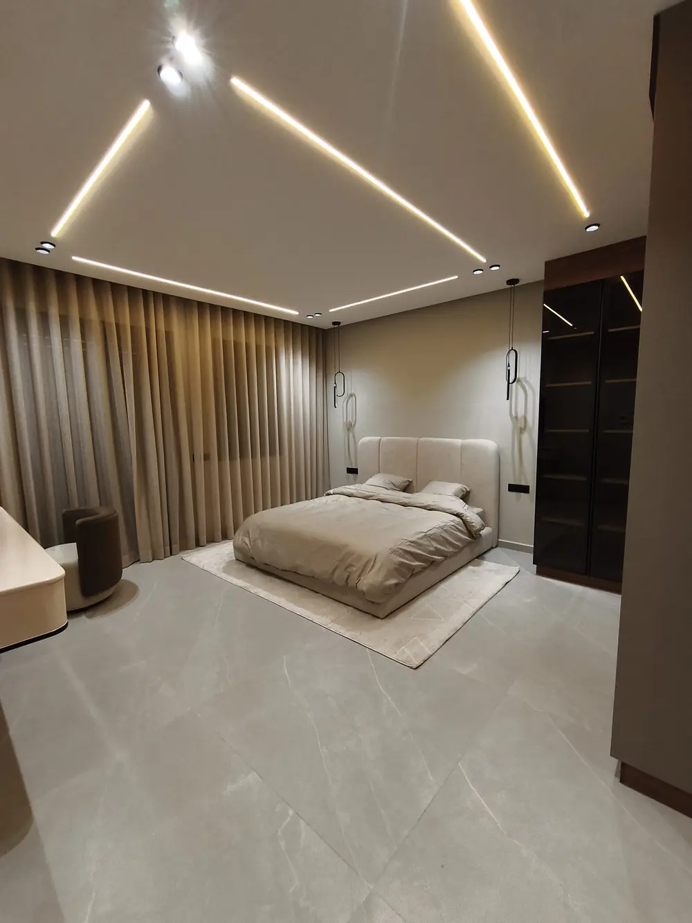 Chambre parentale et plafond lumineux, villa à Marrakech