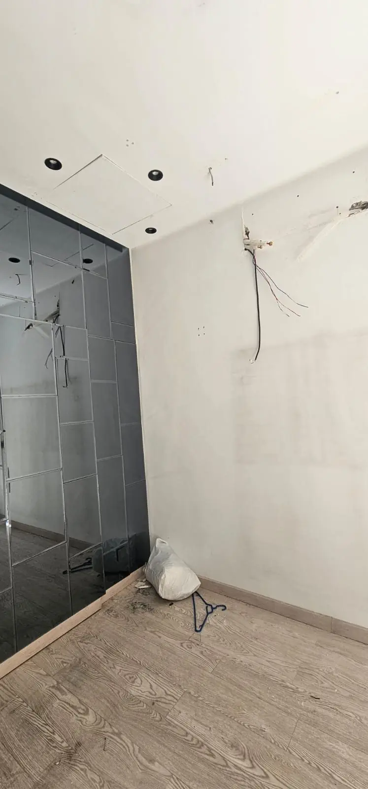 Local brut de la bijouterie au Maârif, Casablanca, avant travaux