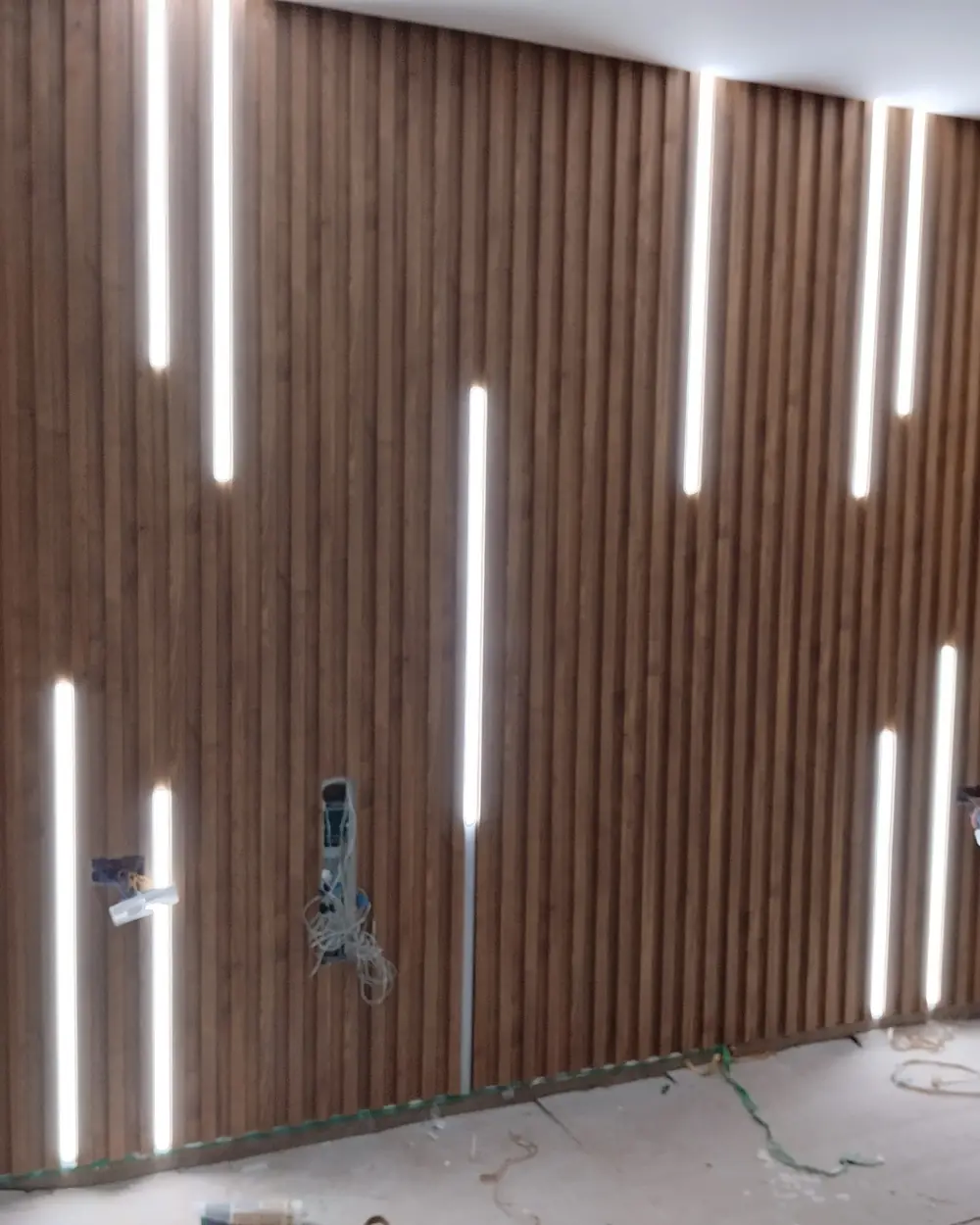 Le même mur : bardage lumineux posé, avant finitions et mobilier
