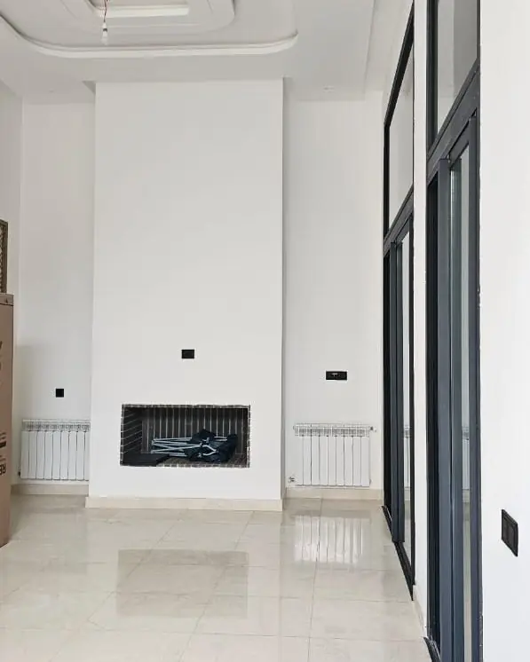 Mur de séjour vide avec cheminée, villa neuve à Dar Bouazza