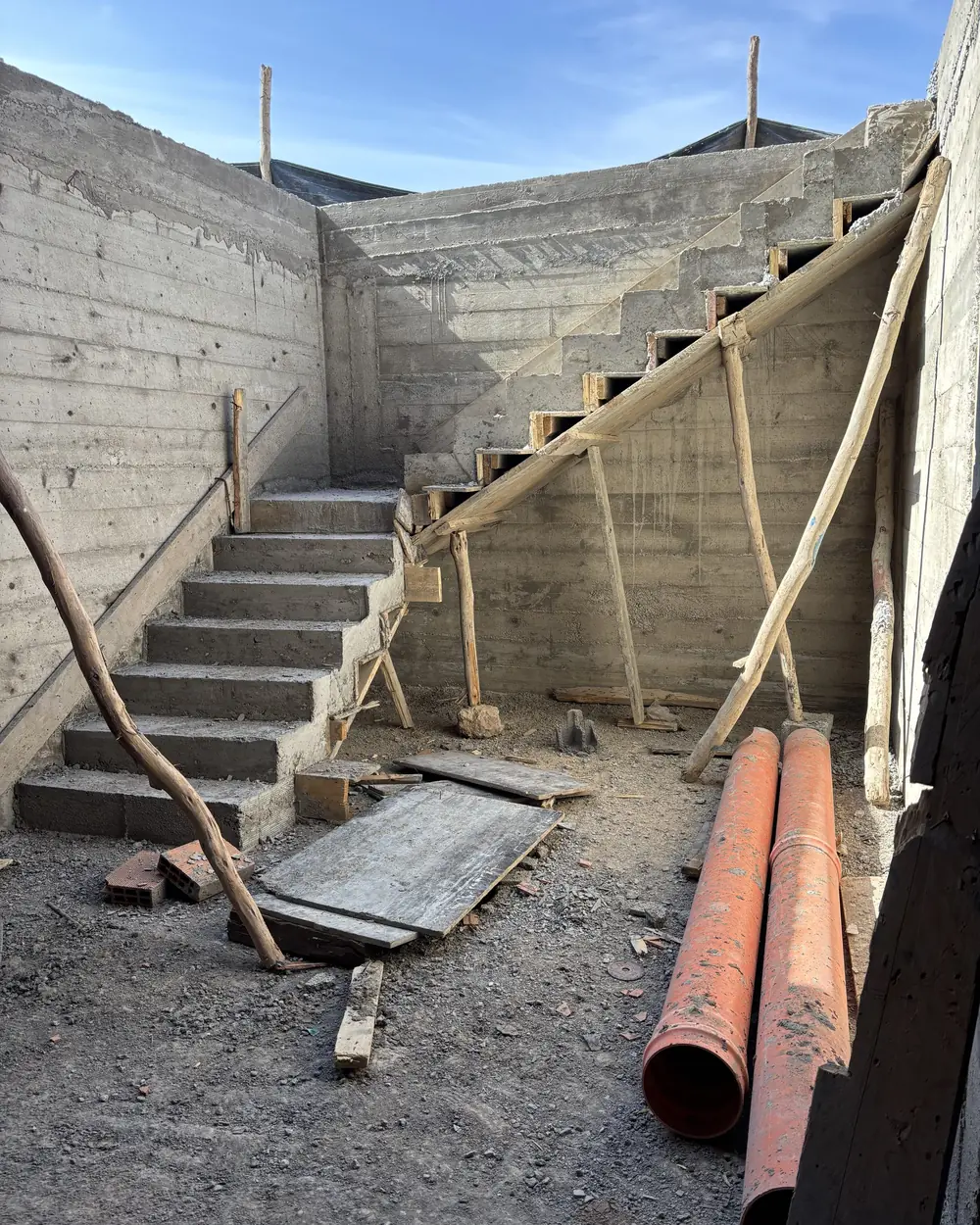 Patio en gros œuvre, villa en construction à Bouskoura