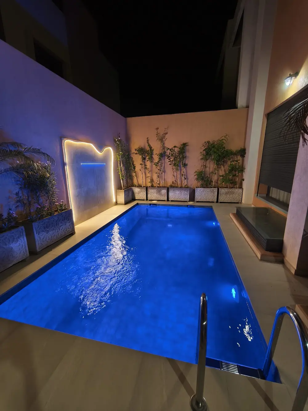 Piscine éclairée de nuit, villa contemporaine livrée à Marrakech (photo réelle)