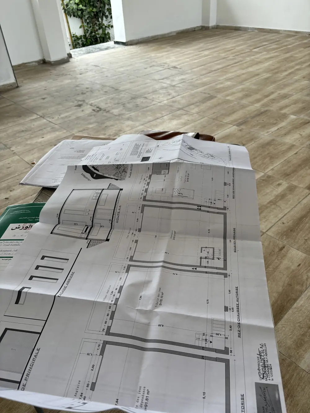 Plan d'aménagement déplié et vérifié sur place, pièce par pièce