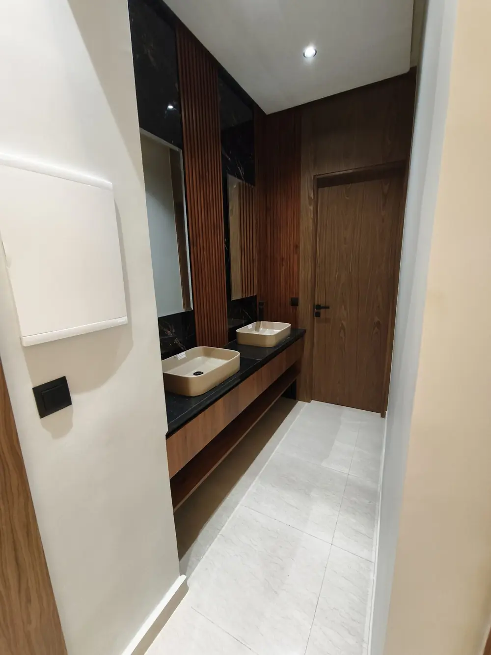 Salle de bain à double vasque, villa livrée à Rabat