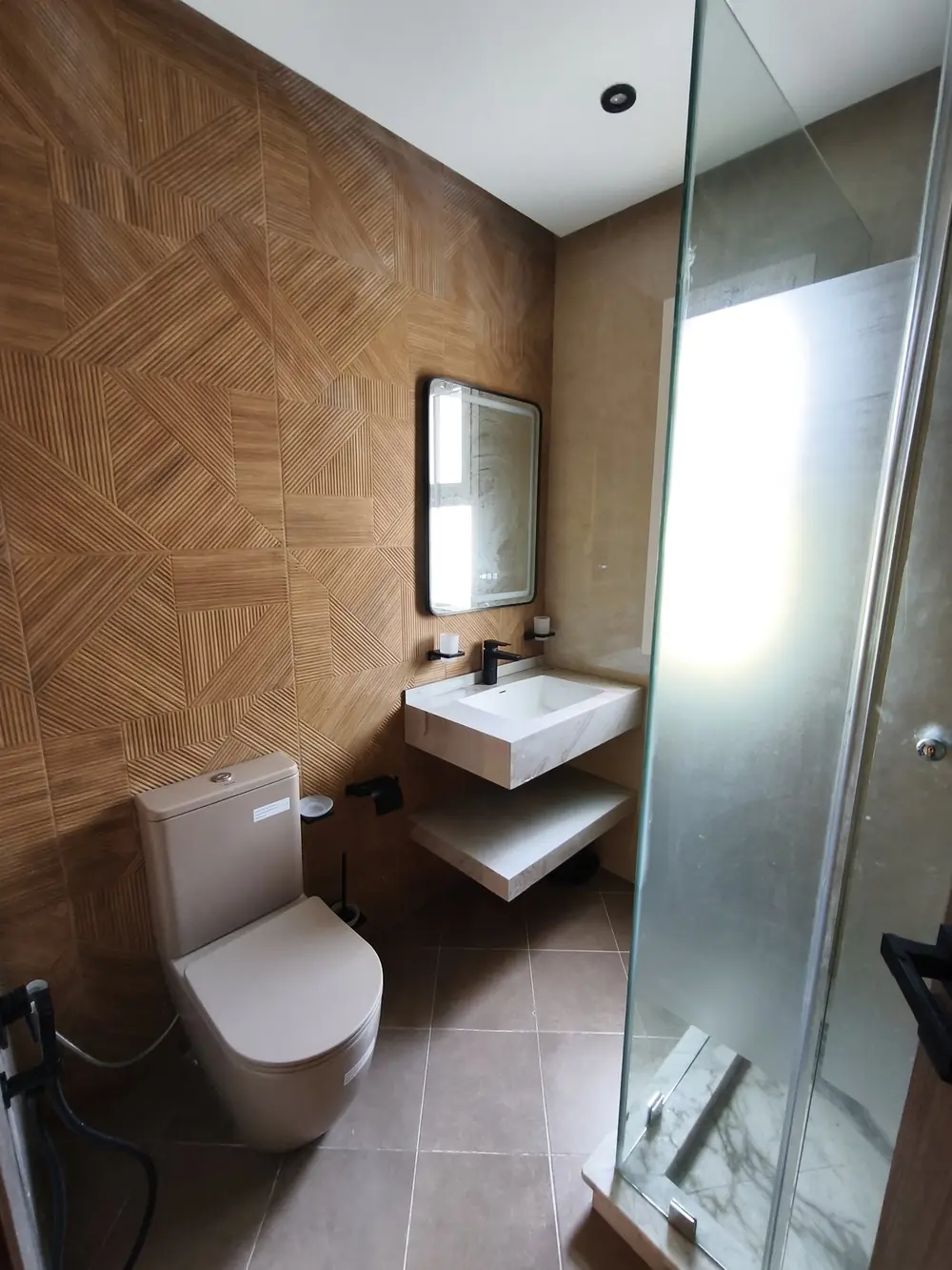 Salle de bain en bois et marbre, Villa B. Rabat