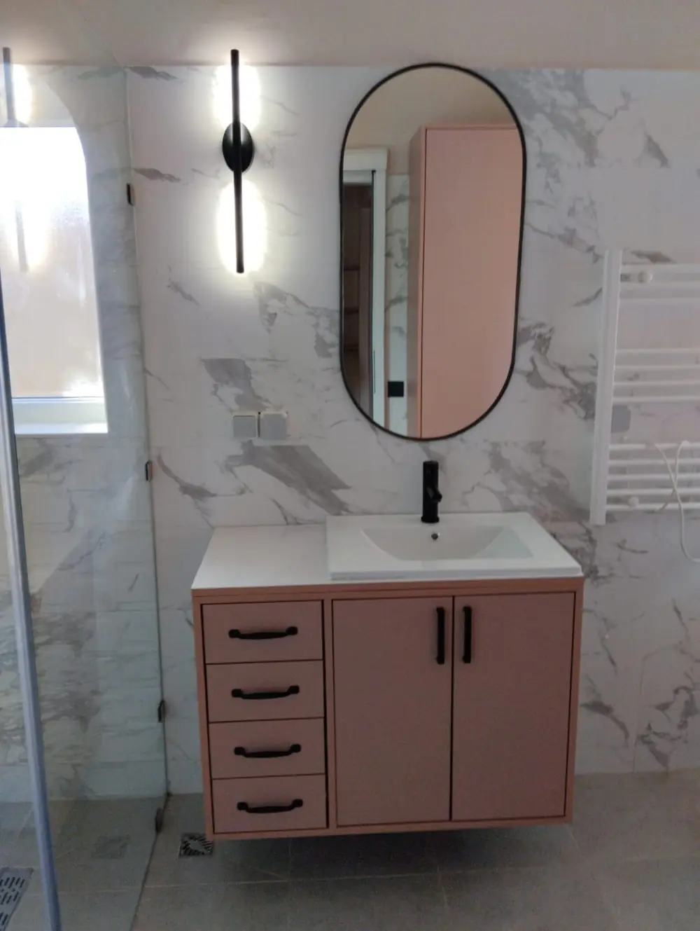 Livré : la salle de bain, vasque rose et miroir ovale