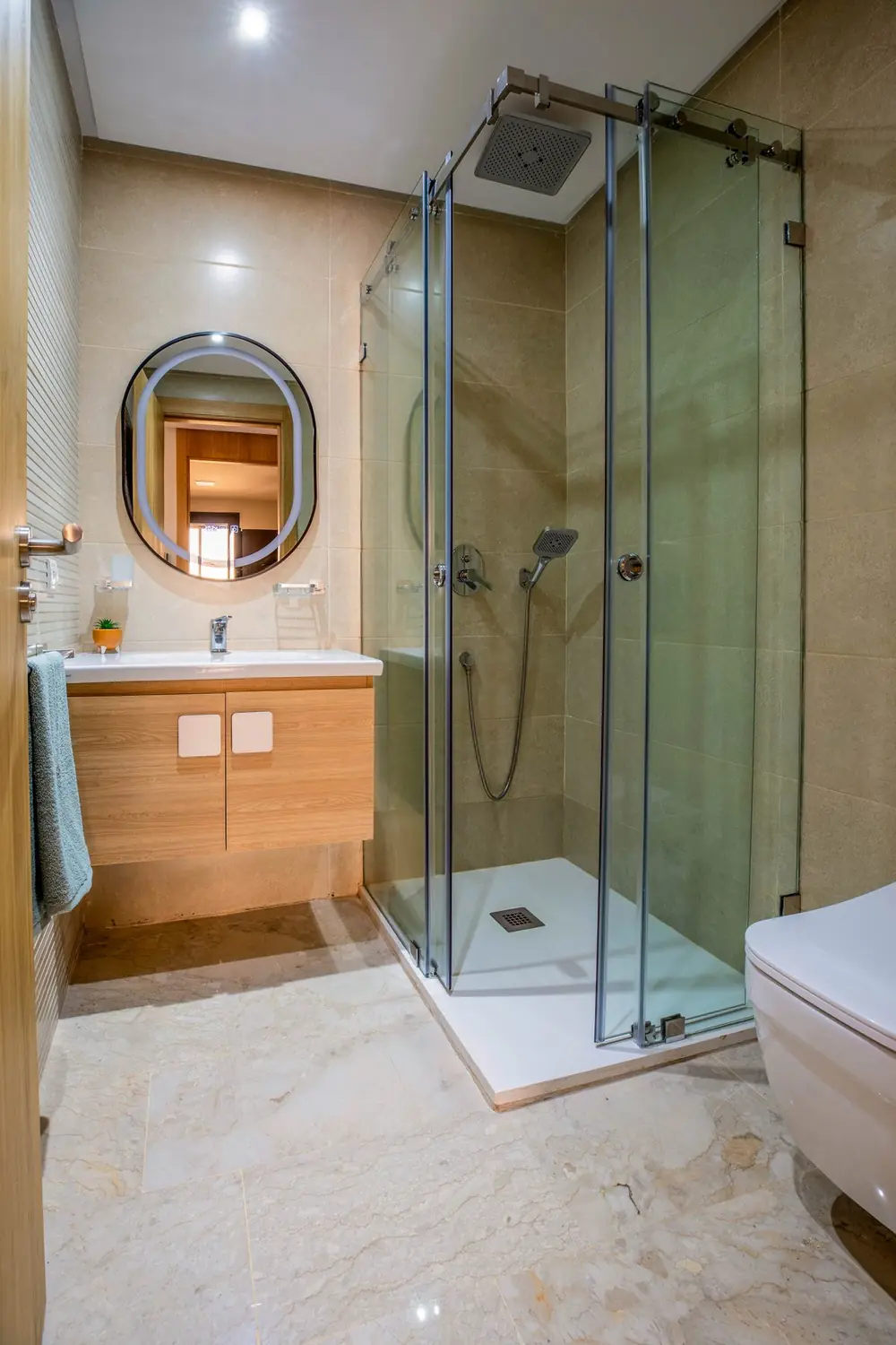 Salle d'eau, douche vitrée et meuble vasque en bois, appartement livré, Californie, Casablanca