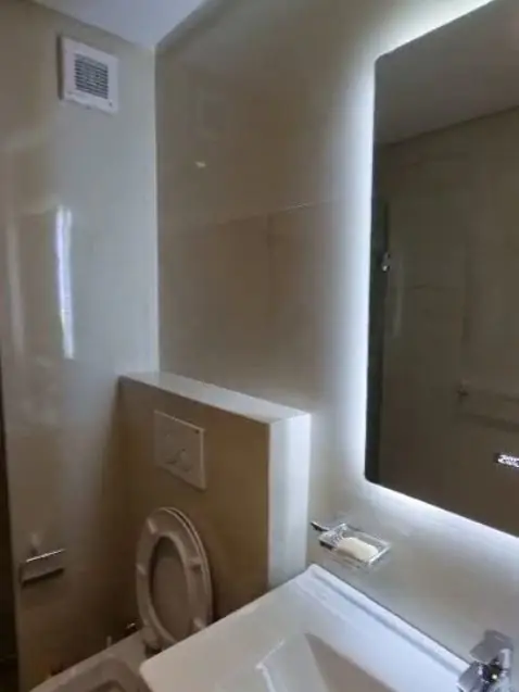 Salle d'eau rénovée d'un studio de location à Casablanca, miroir lumineux