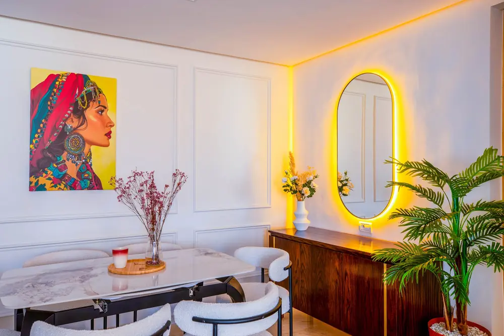 Salle à manger et miroir LED, appartement livré à Casablanca