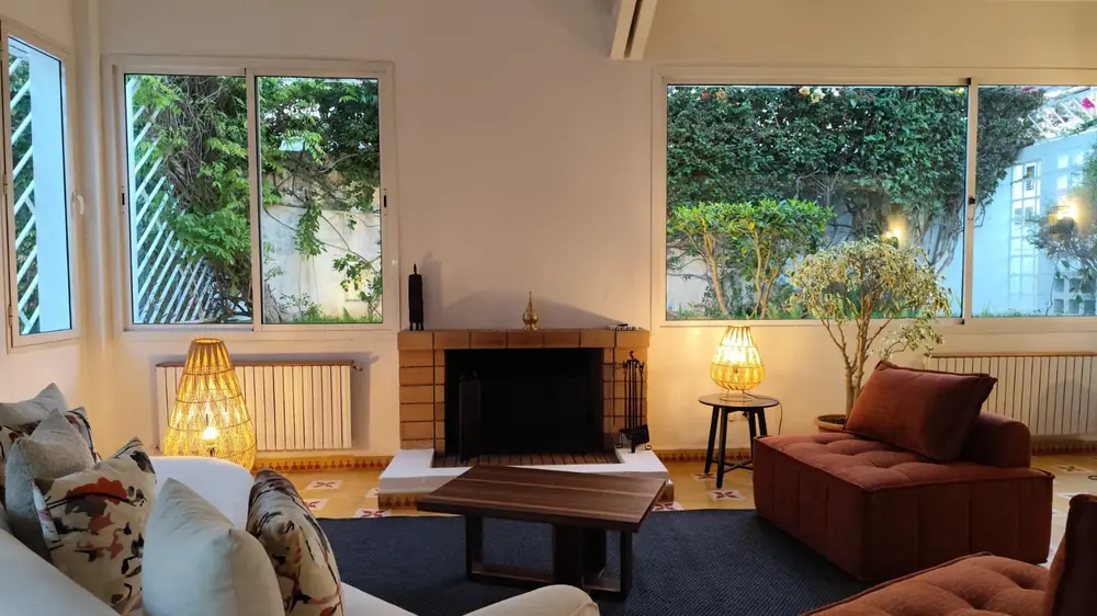 Le même salon livré : cheminée, fenêtres et mobilier