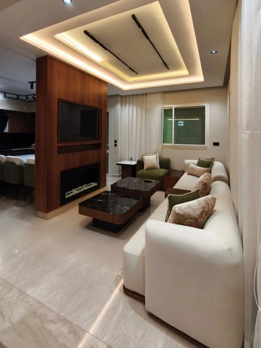 Salon livré : cheminée, meuble TV et faux plafond lumineux