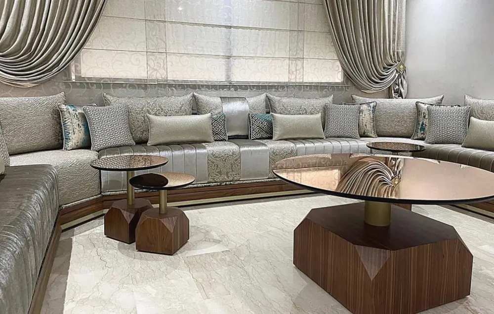 Salon marocain et tables en noyer
