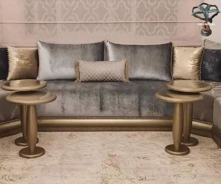 Salon marocain en velours gris et laiton, fabriqué par notre atelier