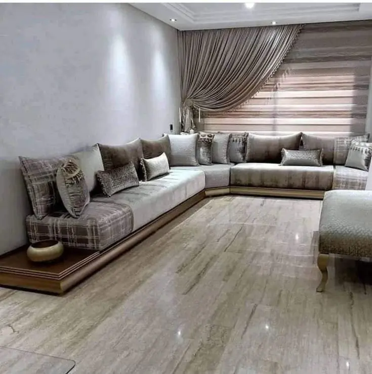 Salon marocain en velours taupe sur socle en bois, réalisé par notre atelier