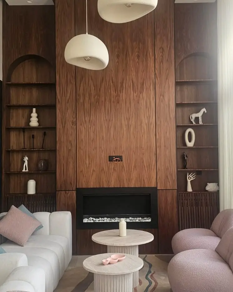 Le séjour livré : bibliothèque en noyer et cheminée