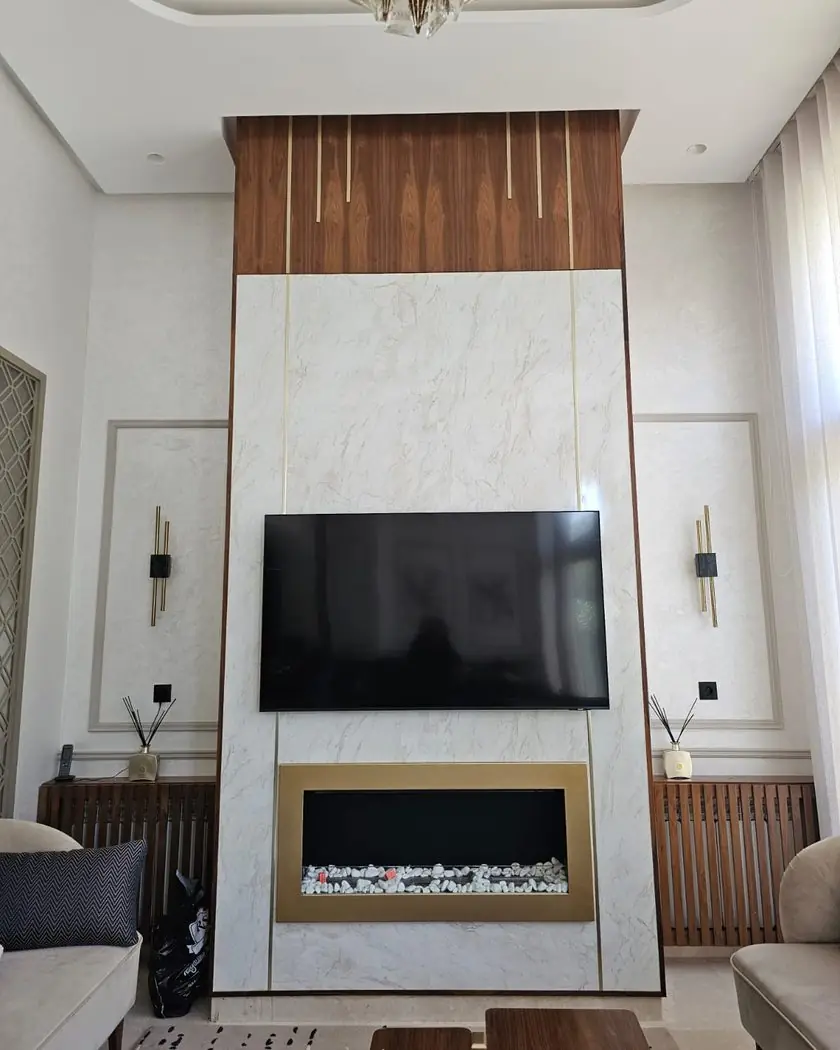 Le même mur habillé de marbre et de noyer