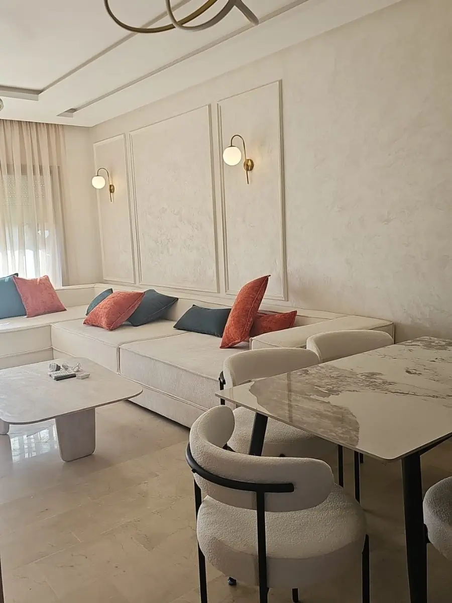 Séjour et coin repas d'un appartement de location à Marrakech