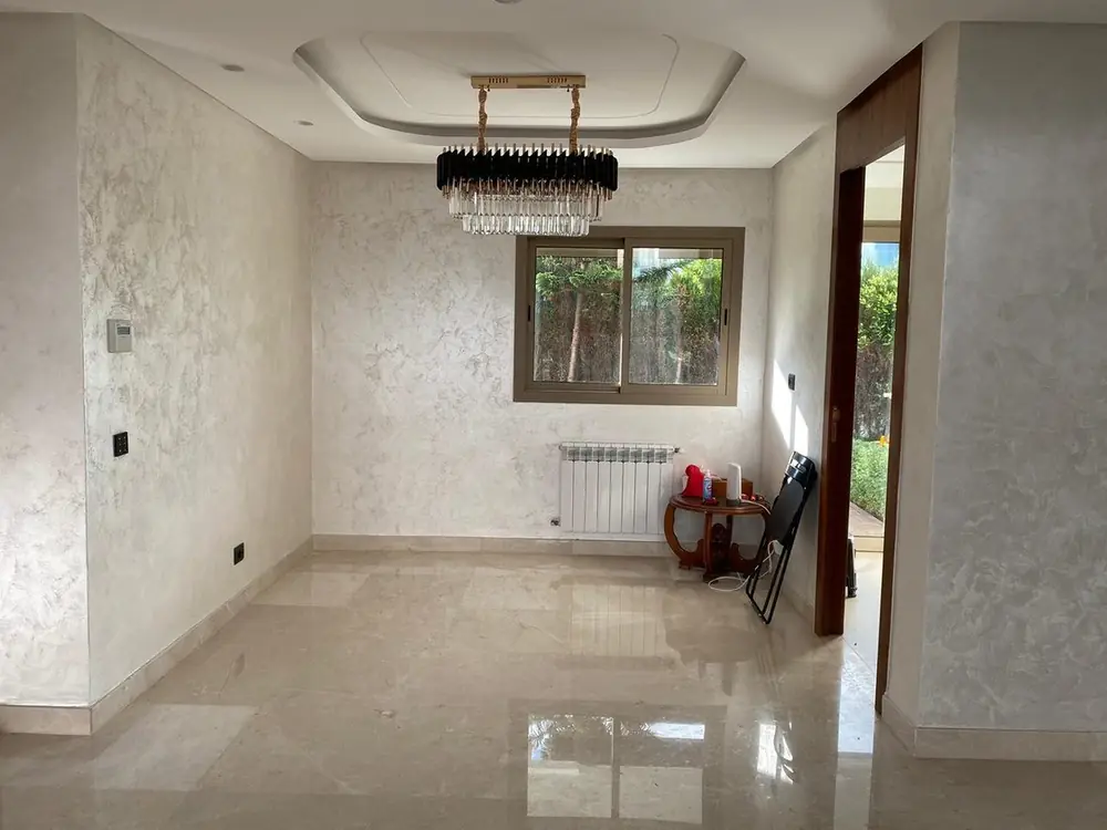 Séjour avant travaux, villa rafraîchie à Dar Bouazza