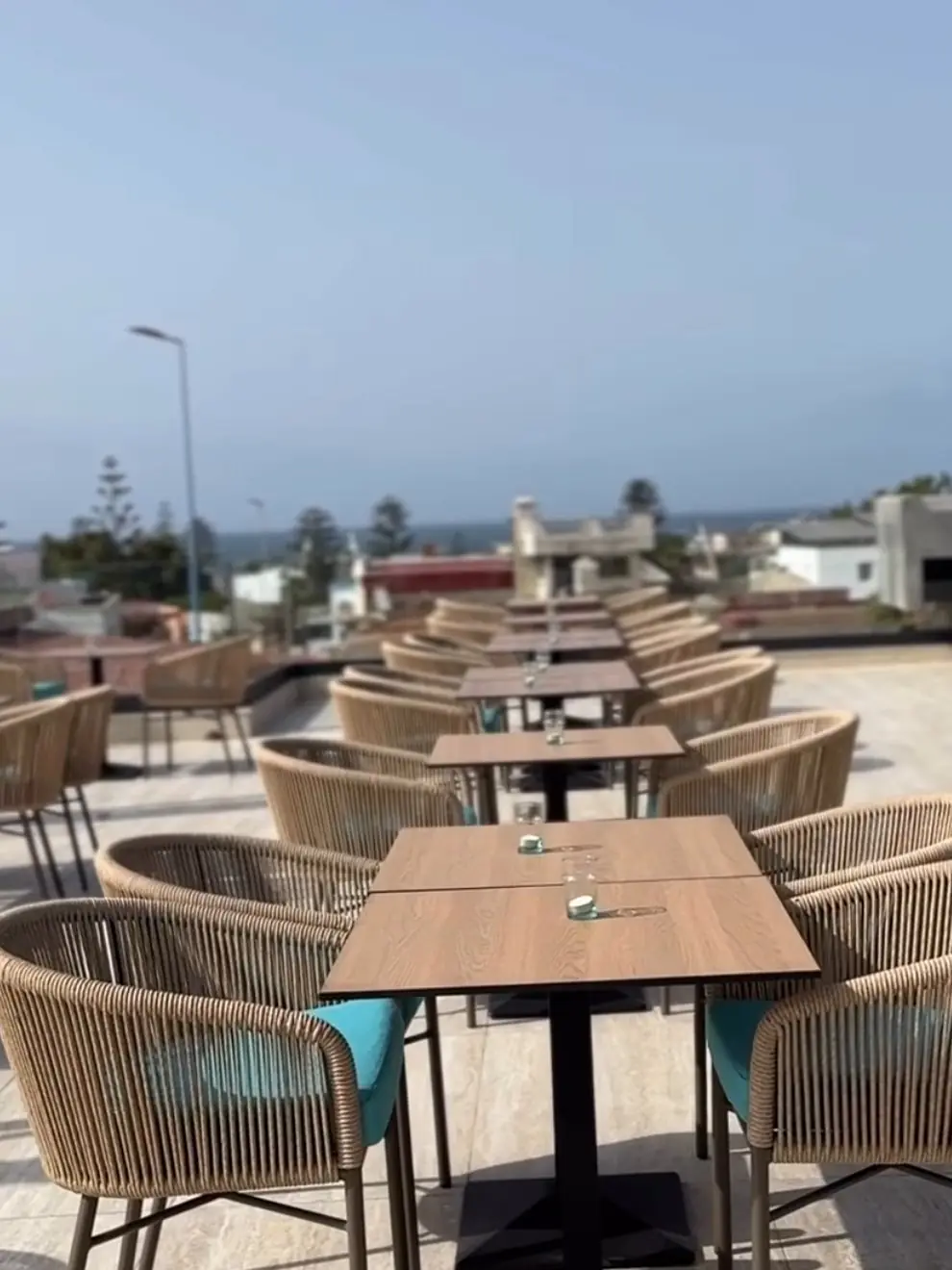 La terrasse et ses tables en bois, restaurant à El Jadida